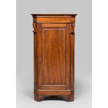 CORNER CABINET IN WALNUT, 19TH CENTURY

one door on front, friezes at the corners. Bracket feet.