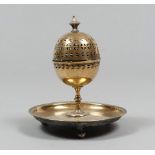 ARAB CENSER IN BRASS, LATE 19TH CENTURY

pierced sphere in two sections, engraved base. 

Size cm.