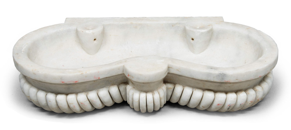 BASIN IN WHITE MARBLE, 19TH CENTURY

Size cm. 17 x 77 x 40.