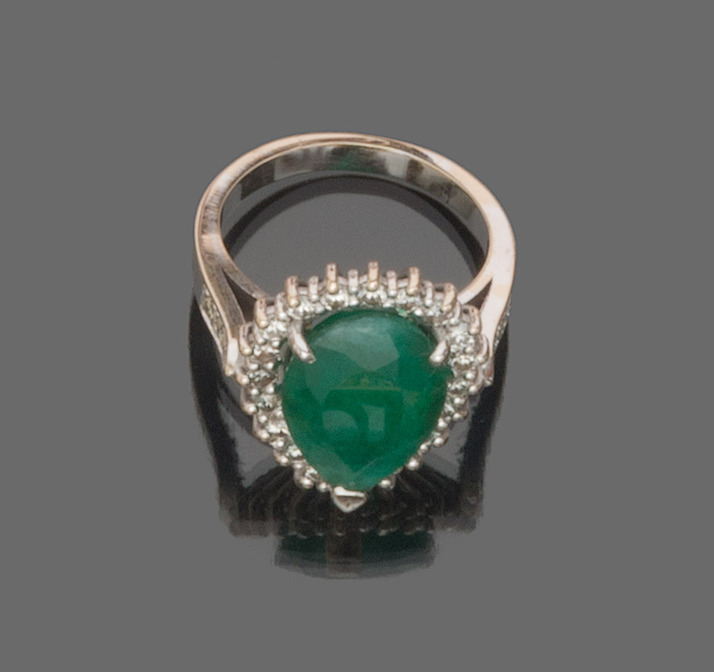 RING

in white gold 18 kt., heart shaped with central emerald and diamond surround. 

Emerald ct.