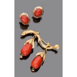 SET WITH PAIR OF EARRINGS AND BROOCH

in yellow gold 18 kt. Earrings with coral, brooch with