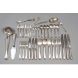 CUTLERY SET IN SILVER, ITALY 20TH CENTURY

chiselled handles. Comprising of 36 forks, 24 knives,