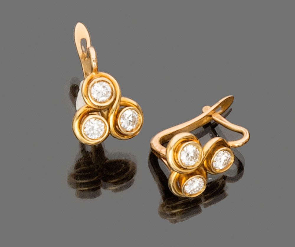 PAIR OF EARRINGS

in yellow gold 18 kt., floral motif with 6 set diamonds.

Diamonds ct. 0.75 ca.,