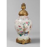 RARO LAMP IN PORCELAIN, CINA 19TH CENTURY

European mount in ormolu. Body with polychrome glazing on