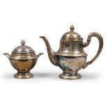 TEAPOT AND SUGAR BOWL IN SILVER PLATE, 20TH CENTURY

beaded with palmette. 

Size teapot cm. 20 x