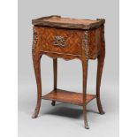 BEDSIDE TABLE IN BOIS DE ROSE, 20TH CENTURY

18th century style, with marquetry. Front with two