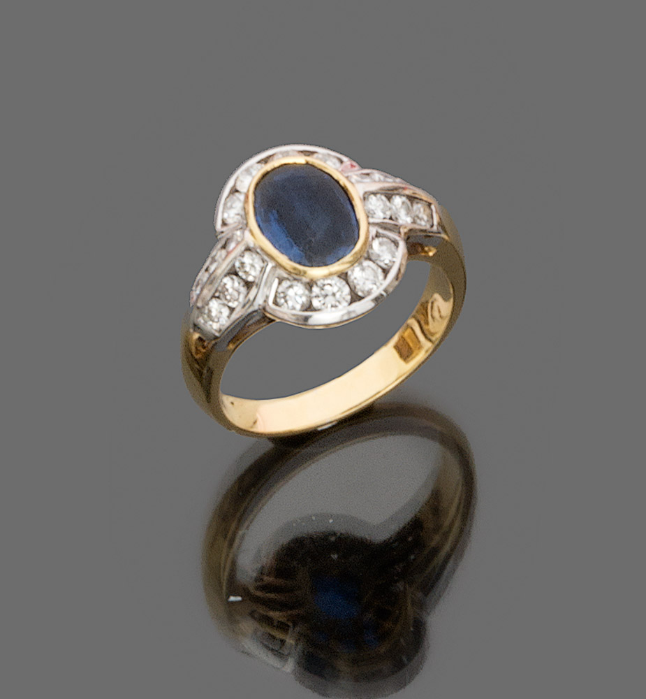 LOVELY RING

in white gold and yellow gold, with oval cut central sapphire and round cut diamond