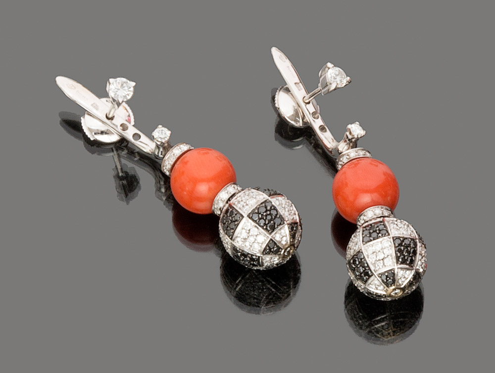 LOVELY PAIR OF ENIGMA EARRINGS BY GIANNI BULGARI 

in white gold 18 kt., with pendants in coral