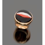 UNUSUAL ENIGMA RING BY GIANNI BULGARI 

in yellow gold 18 kt., circular with jet engraved with lips,