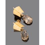 PAIR OF EARRINGS

in yellow gold 18 kt., sail shape with pendant quartz.  

Length cm. 3,5,