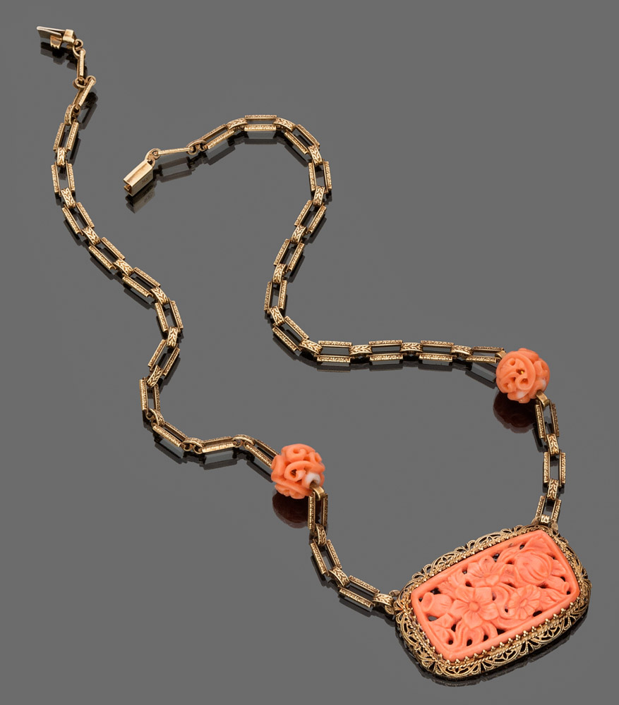 FINE COLLAR NECKLACE

in yellow gold 14 kt., with central coral engraved with floral design and