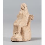 STATUETTA VOTIVA, MAGNA GRECIA VI-IV A.C. In argilla beige. La figura femminile è assisa su trono,