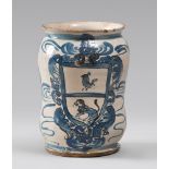 VASO DA FARMACIA IN MAIOLICA, CALTAGIRONE XIX SECOLO a smalto bianco e blu, con decoro al corpo a