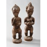 COPPIA DI SCULTURE DI ANTENATI, YORUBA NIGERIA XX SECOLO in legno. Le figure offerenti, sono nude