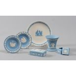 SEI OGGETTI IN PORCELLANA, WEDGWOOD XX SECOLO in biscuit, con decori a smalto bianco e azzurro a