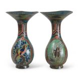 COPPIA DI VASI IN BRONZO A SMALTI CLOISONNÉ, GIAPPONE, FINE XIX, INIZIO XX SECOLO decorati con