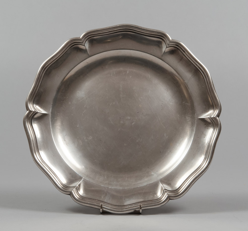 SILVER DISH, ITALY FIRST HALF 20TH CENTURY a circular body, with smooth and bathtub edge with wide