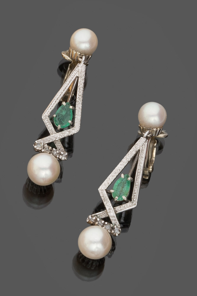 A PAIR OF OF DECO' STYLE EARRINGS in white gold 18 kts., with pearls, diamond rose-cut and emeralds.