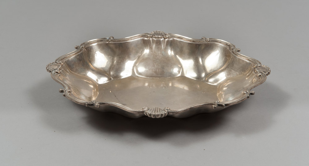 BEAUTIFUL SILVER CENTERPIECE, ITALY FIRST HALF 20TH CENTURY hurled and moulded with edge to