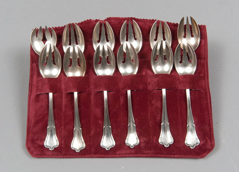 SERVICE OF TWELVE SILVER TEASPOONS, FIRST HALF 20TH CENTURY smooth body with vegetable edgings.