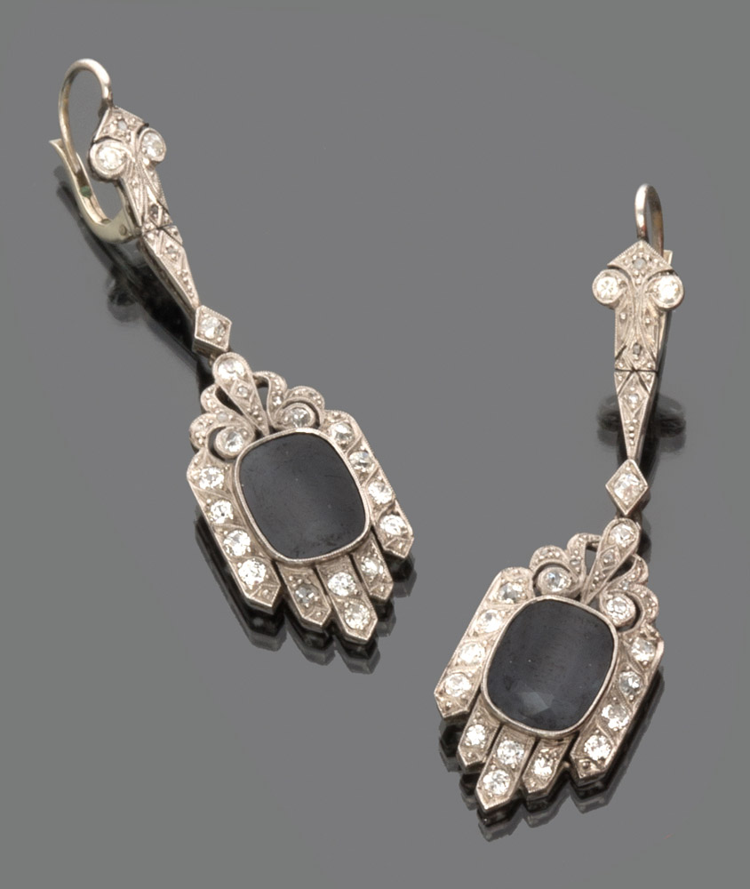 BEAUTIFUL PAIR OF EARRINGS in platinum, with sapphires and contour of diamond ancient cut. Sapphires