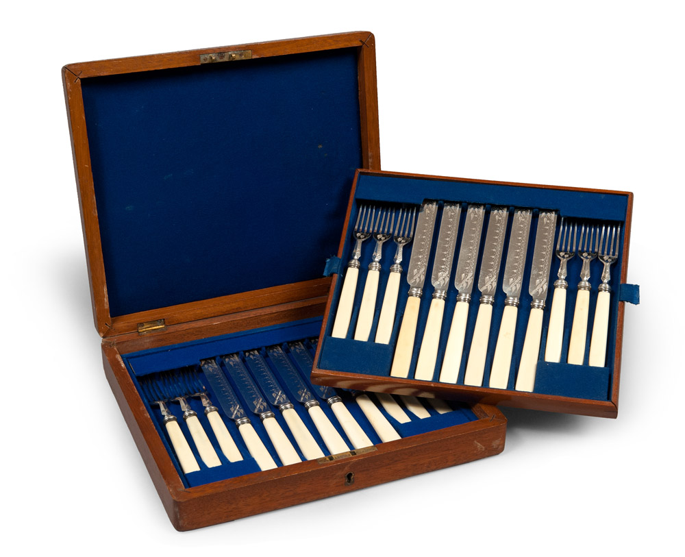 SHEFFIELD CUTLERY SERVICE, EARLY 20TH CENTURY with engraved blades and handles in resin. Composed by