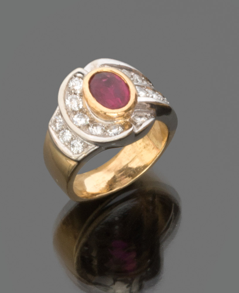 BEAUTIFUL RING in white and yellow gold 18 kts., with central ruby and contour of diamonds. Ruby ct.