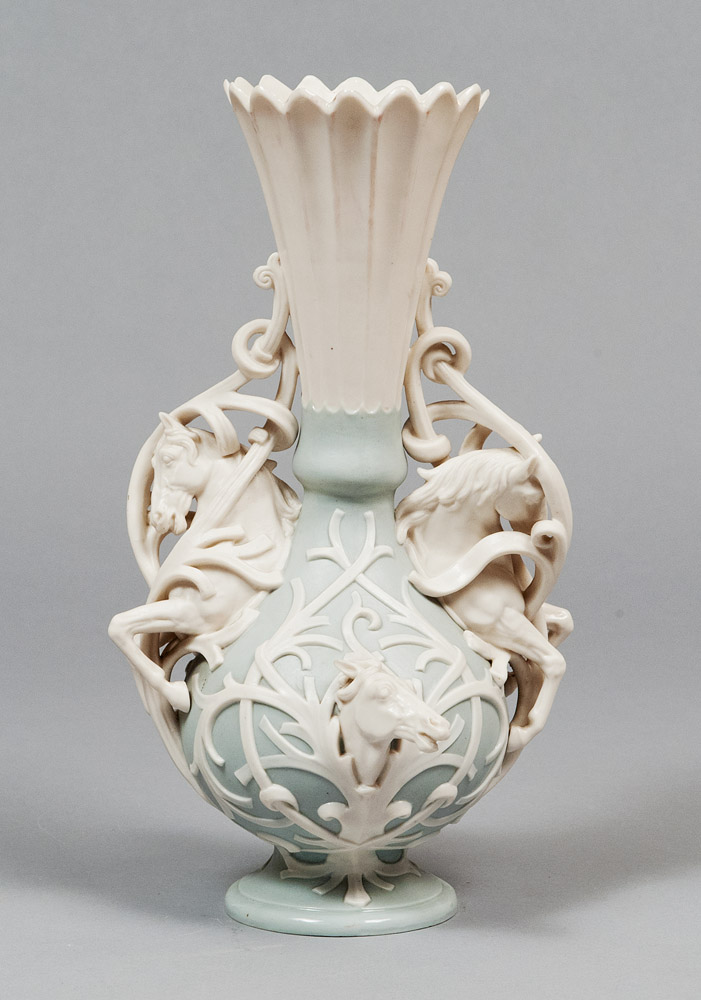 BEAUTIFUL BISCUIT AND PORCELAIN VASE, 20TH CENTURY Measurements cm. 35 x 22 x 26.