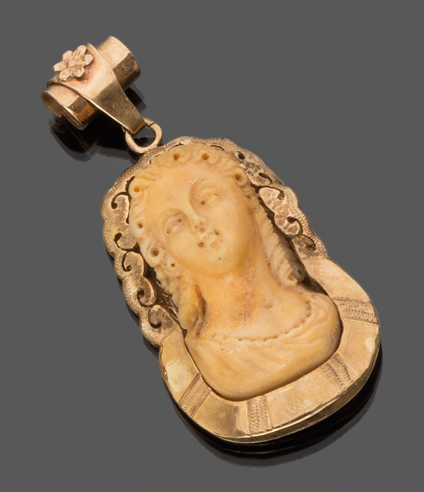 PENDANT with coral engraved to female bust of epoch in yellow gold 18 kts. Measurements cm. 6 x 3,