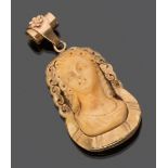 PENDANT with coral engraved to female bust of epoch in yellow gold 18 kts. Measurements cm. 6 x 3,