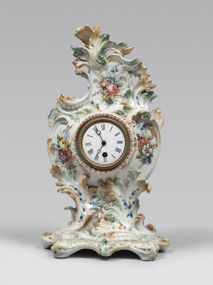 CERAMIC CLOCK, EARLY 20TH CENTURY white enamel and polychrome, with decor in clumps of flowers and