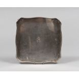 BEAUTIFUL SILVER TRAY, ITALY FIRST HALF 20TH CENTURY to quadrangular form. Coat of arms to the