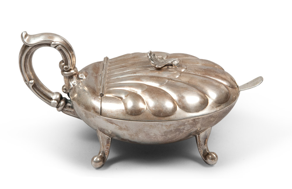 SILVER CHEESE HOLDER BOWL, ITALY FIRST HALF 20TH CENTURY Measurements cm. 10 x 18 x 11, weight gr.