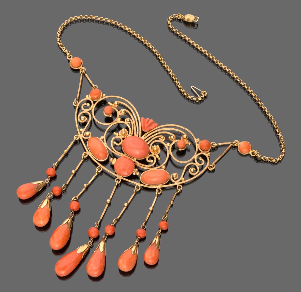 ELEGANT NECKLACE in yellow gold 18 kts., with central element pierced with spools of corals.