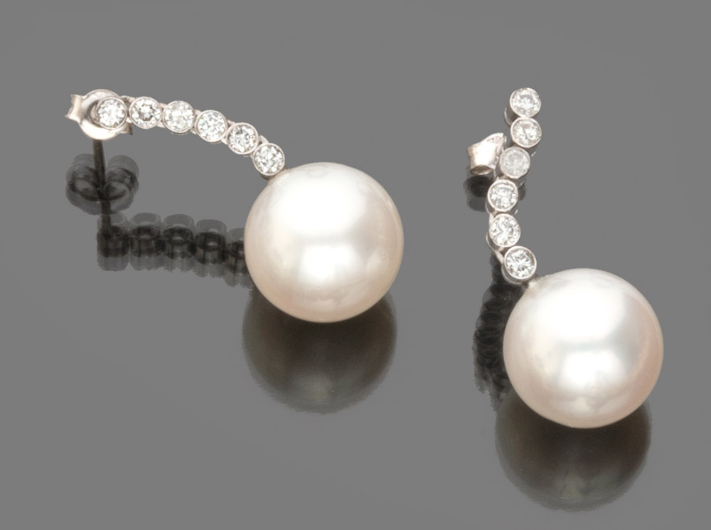 A BEAUTIFUL PAIR OF EARRINGS in white gold 18 kts., with diamond set and pearls. Length cm. 2,80,