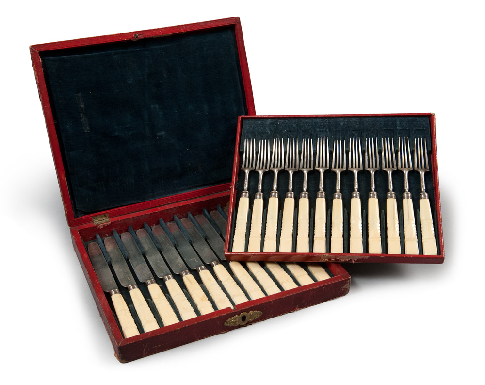 SILVER CUTLERY SET, ENGLAND, SHEFFIELD 1823 Silversmith 'SK'. Case Measures cm. 4 x 27 x 23.