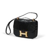 CROCODILE BAG, HERMES 70'S with applications and gold metal brand. Measures cm. 18 x 23 x 7.