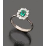 BEAUTIFUL RING in white gold 18 kts., with central emerald and contour of diamonds. Emerald ct. 0.