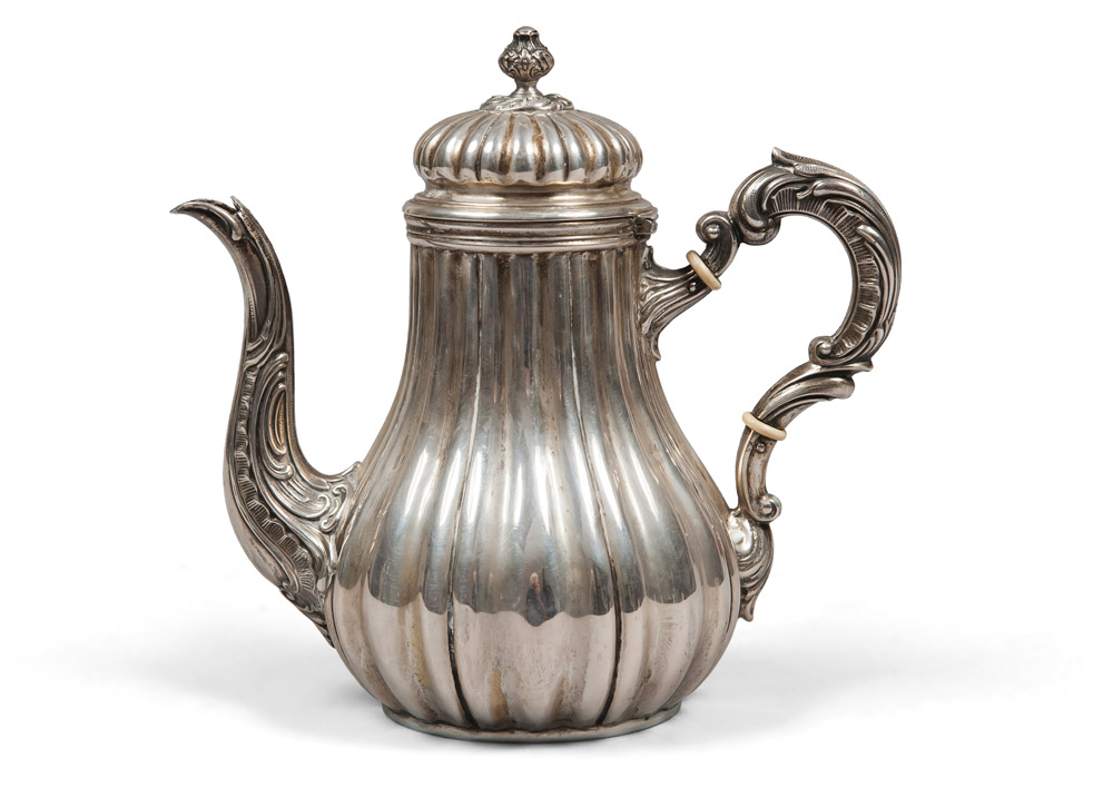 SMALL SILVER TEAPOT, 20TH CENTURY chiseled to vegetable volutes. Complete of separators in bone.