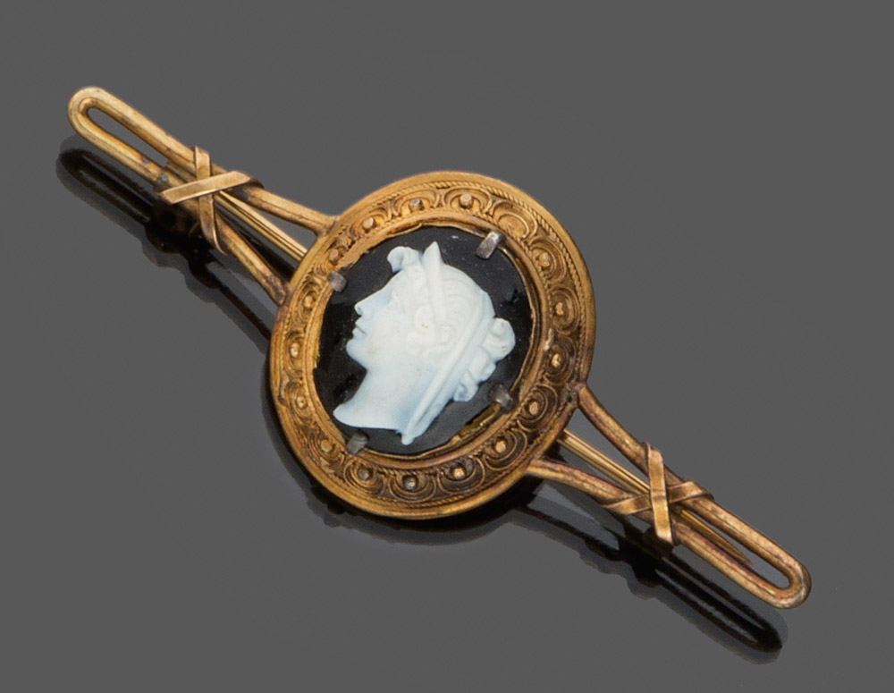 BROOCH in yellow gold 14 kts., with cameo central representing female profile. Length cm. 5,50,