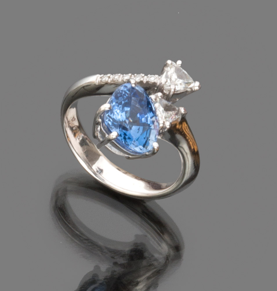 BEAUTIFUL RING CONTRAIRE in white gold 18 kts. with sapphire and two diamonds triangle-cut and seven