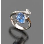 BEAUTIFUL RING CONTRAIRE in white gold 18 kts. with sapphire and two diamonds triangle-cut and seven