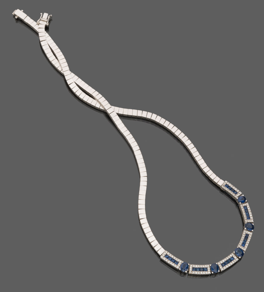 BEAUTIFUL SEMIRIGID CHOKER in white gold 18 kts., embellished with central elements with sapphires