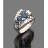 RING STYLE DECO' in platinum, with set three central sapphires and contour of diamond cut oval and