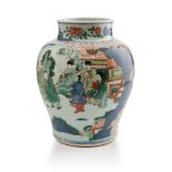 VASO IN PORCELLANA A SMALTI POLICROMI, CINA METÁ XVII SECOLO raffigurante uno spazio ideale in cui