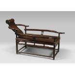 CHAISE LONGUE IN LEGNO DI TEAK, CINA XX SECOLO con poggiatesta reclinato e braccioli curvati.