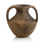 VASO IN TERRACOTTA, CINA RIFERIBILE EPOCA HAN (206 a.C. - 220 d.C.) con resti di vernice e corpo