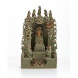 PICCOLO ALTARE IN CERAMICA A SMALTO CELADON, CINA INIZI XX SECOLO raffigurante Guanyin ritratta