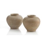 COPPIA DI PICCOLE GIARE IN CERAMICA, CINA RIFERIBILE EPOCA TANG (618 - 907) con corpi a sfera