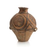 GIARA IN TERRACOTTA, CINA RIFERIBILE PERIODO NEOLITICO (2400 a.C. - 2000 a.C.) adornata da grandi